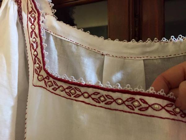 Shushanna's 16th Century Italian garb, neckline of chemise / camicia